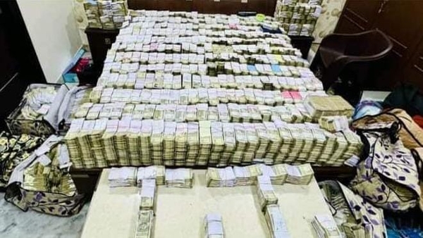 Ujjain base of bookies of many sports including cricket busted dollars amp amp Rs 15 crore cash recovered Ujjain base of bookies of many sports including cricket busted dollars amp amp Rs 15 crore cash recovered