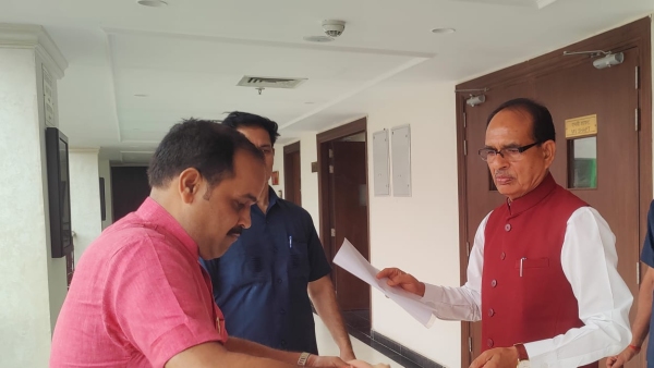Panchayat member Vinay Mehar handed over the demand letter to Shivraj Singh Chauhan Panchayat member Vinay Mehar handed over the demand letter to Shivraj Singh Chauhan