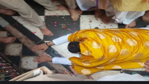 Who is Pandit Pradeep Mishra and why did he have to apologize to Premanand Maharaj in Barsana