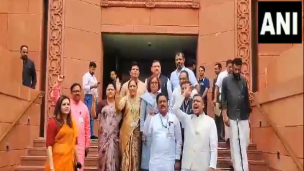 Maharashtra MP Protest Against Budget