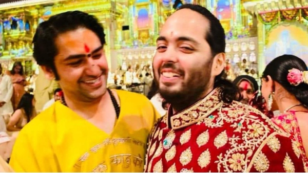 Anant Ambani plane called by Dhirendra Shastri Anant Ambani plane called by Dhirendra Shastri