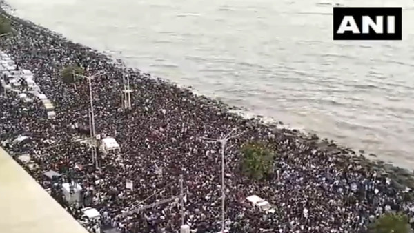 Crowd on Mumbai Marine Drive Crowd on Mumbai Marine Drive