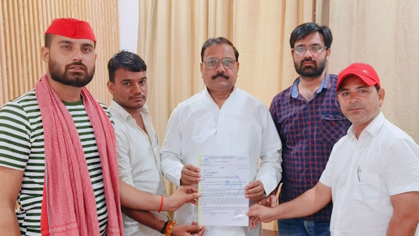 Citizens met MP JJitendra Kumar Dohare regarding stoppage of trains at Achalda railway station