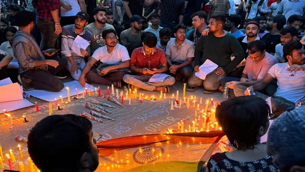 छात्रों ने कैंडल लगातार किया विरोध