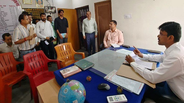 Gaya News When DM IAS Dr Thiagarajan SM suddenly reached Bodhgaya zonal office gave these orders Gaya News When DM IAS Dr Thiagarajan SM suddenly reached Bodhgaya zonal office gave these orders