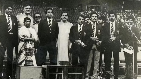 lata mangeshkar with team india