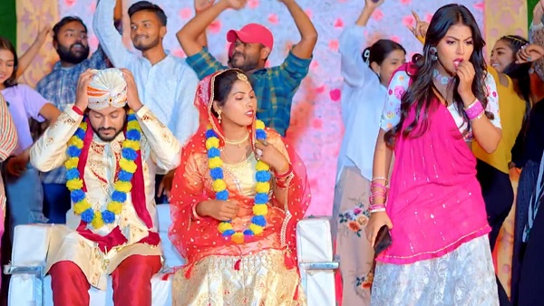 Actress Mahi Srivastava was enjoying in friends wedding Bhojpuri Song gir gail Nathiya Baratiya