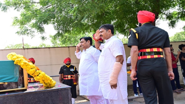 the-bodies-of-the-martyred-soldiers-reached-jhunjhunu-leaders-paid-tribute-at-the-airport the-bodies-of-the-martyred-soldiers-reached-jhunjhunu-leaders-paid-tribute-at-the-airport