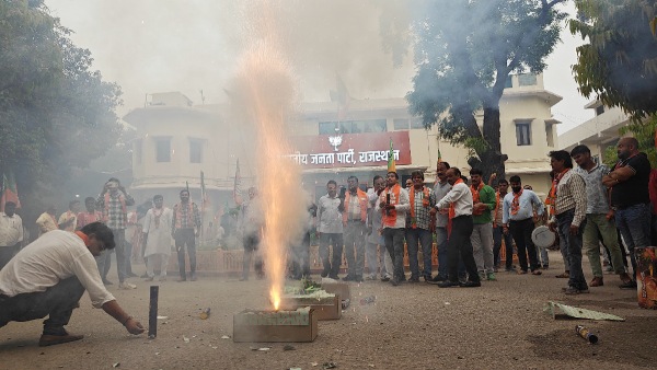 fireworks-at-jaipur-state-office-after-madan-rathore-was-made-the-state-president-of-bjp-in-rajastha fireworks-at-jaipur-state-office-after-madan-rathore-was-made-the-state-president-of-bjp-in-rajastha