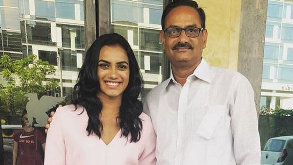 pv sindhu with father