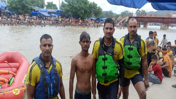 Kanwar 2024 Aashiq Ali team no less than angel Shiva devotees saved 6 Kanwadis drowning Haridwar