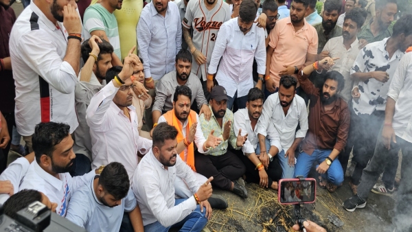 BJP Morcha Vaibhav Panwar demonstrated across the state and burnt effigies of Rahul Gandhi BJP Morcha Vaibhav Panwar demonstrated across the state and burnt effigies of Rahul Gandhi