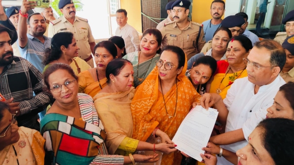 Mahila Congress Vibha Patel reached BJP office and handed over reminder regarding promises