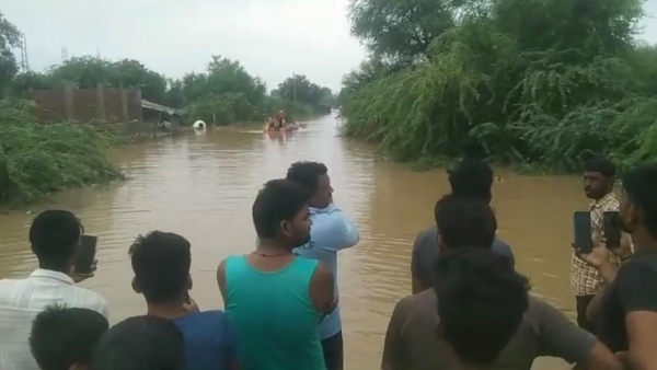 Heavy rain caused flood in Sheopur Baroda city became an island rescue of patients in Manpur