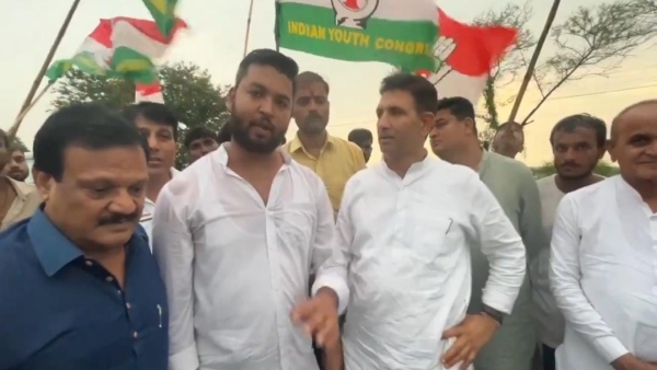 Jitu Patwari met the youth traveling from Indore to Bhopal in protest against NEET and nursing scam