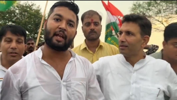 Jitu Patwari met the youth traveling from Indore to Bhopal in protest against NEET and nursing scam