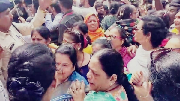 Uproar of women outside TT Nagar police station case of Jitu Patwari and Vishwas Sarang