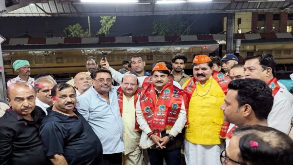 Minister Narendra Shivaji Patel Durgesh Keshavani welcomed the pilgrims who reached the station