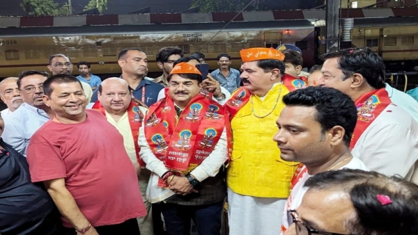 Minister Narendra Shivaji Patel Durgesh Keshavani welcomed the pilgrims who reached the station