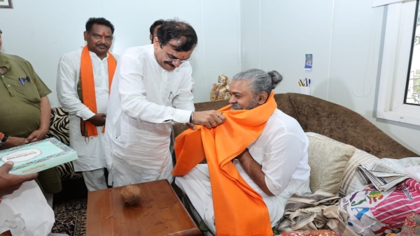 VD Sharma reached Karunadham Ashram on Guru Purnima and took Sudesh Shandilya Maharaj