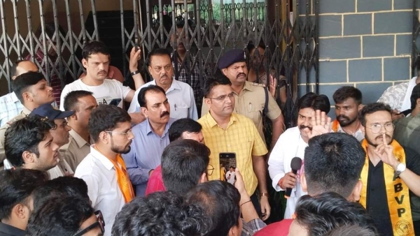 ABVP workers create ruckus in Vandana Government School Guna