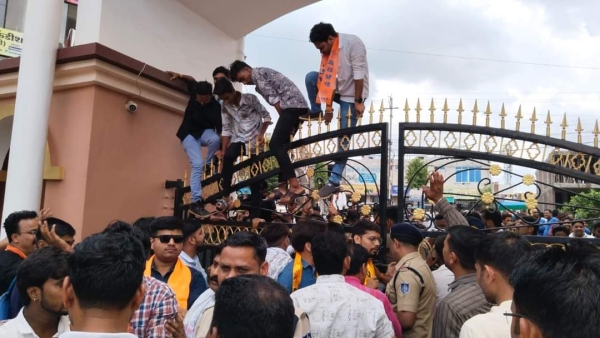 ABVP workers create ruckus in Vandana Government School Guna