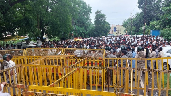 Sarpanches of Madhya Pradesh staged a protest on the streets of Bhopal with 19-point demands Sarpanches of Madhya Pradesh staged a protest on the streets of Bhopal with 19-point demands