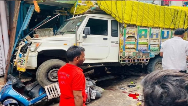 Track entered Rajgarh market crushed 6 vehicles due to brake spread video surfaced accident