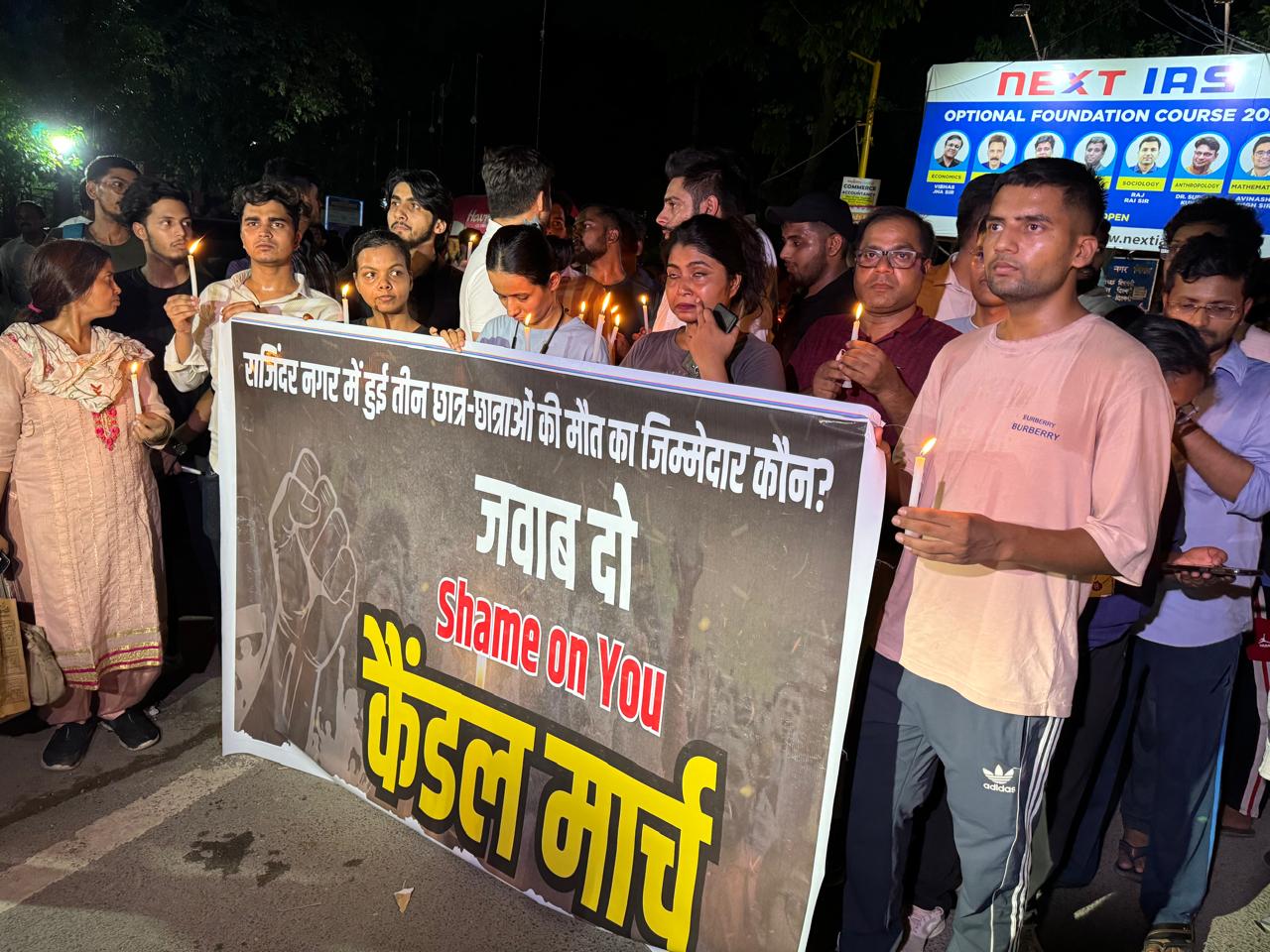 न्याय के लिए छात्रों का कैंडल मार्च