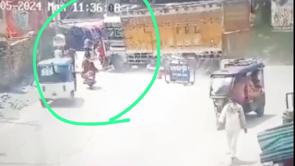 Rishikesh news Uncontrolled truck rammed into Vikrams carts standing roadside created chaos Video