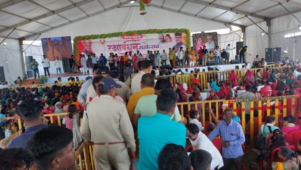 Minister Vishwas Sarang tied Rakhi to thousands of sisters on Rakshabandhan distributed purses as gifts Minister Vishwas Sarang tied Rakhi to thousands of sisters on Rakshabandhan distributed purses as gifts