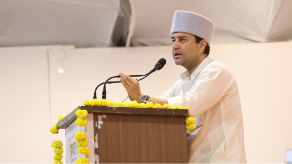 Congress MLA Kailash touched Jyotiraditya s feet Congress MLA Kailash touched Jyotiraditya s feet