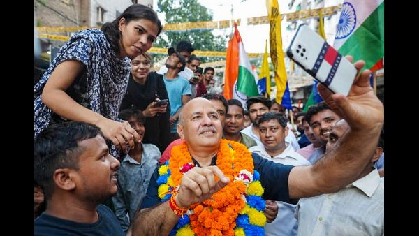  26 बार फोन छीनने के आरोप में दो लोगों को हिरासत में लिया गया