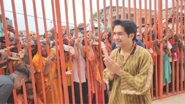 Khan Sir Dheerendra Shastri folded his hands