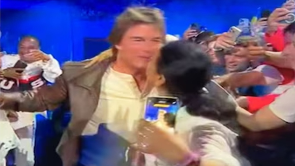 Lady started kissing Tom Cruise