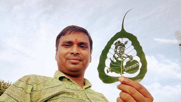 Krishna Janmashtami 2024 art work on peepal leaves by international sand artist madhurendra bihar