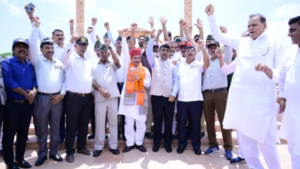 bjps-newly-appointed-state-president-madan-rathod-did-this-first-thing-after-taking-charge