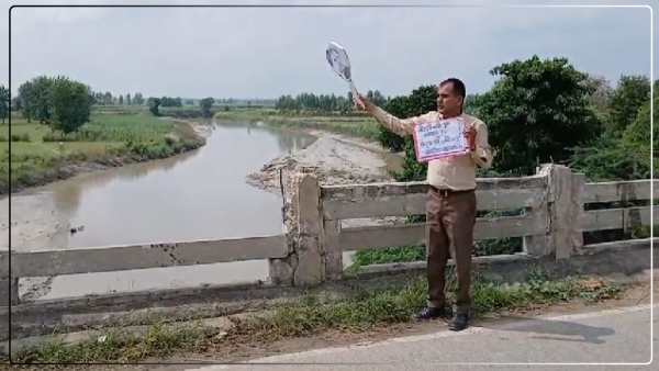 demonstration-with-rahul-gandhis-mask-for-repair-of-bridge