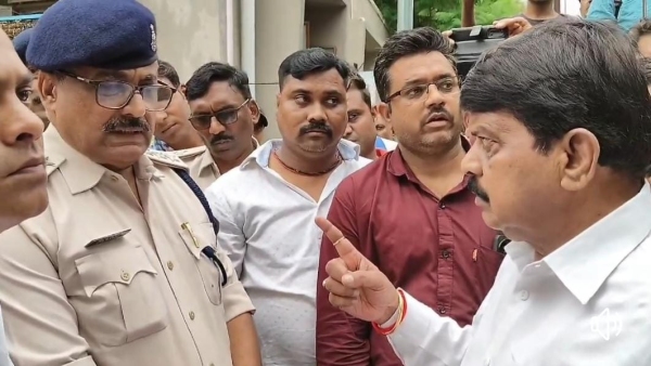 In Ghamapur ex-minister Sonkar threatened CSP said that he will die after entering police station