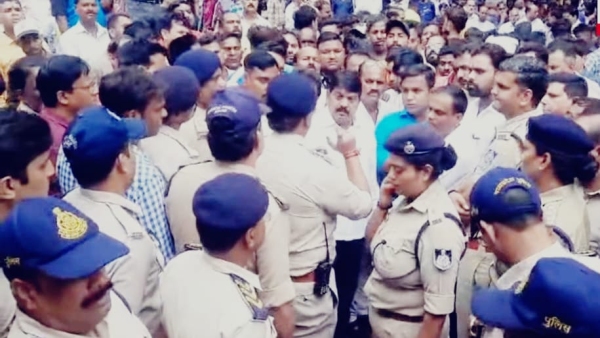 In Ghamapur ex-minister Sonkar threatened CSP said that he will die after entering police station