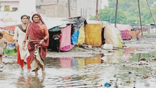 Heavy rain in Bhopal filled the lower settlements with water people troubled by mud