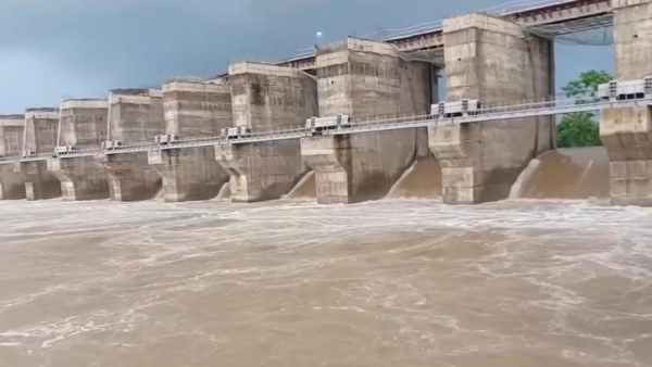 Heavy rain in Bhopal filled the lower settlements with water people troubled by mud