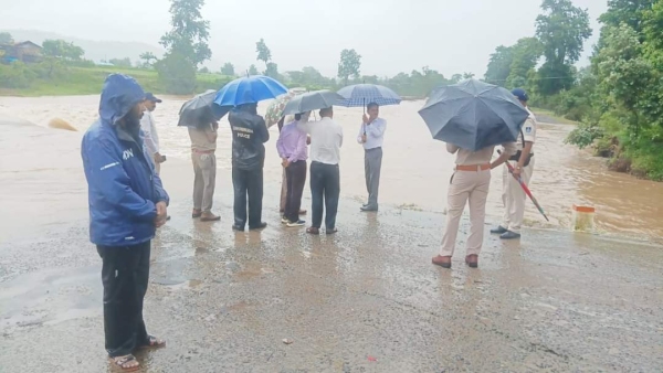 A car filled with 5 people got washed away in the Katta river of Chhindwara