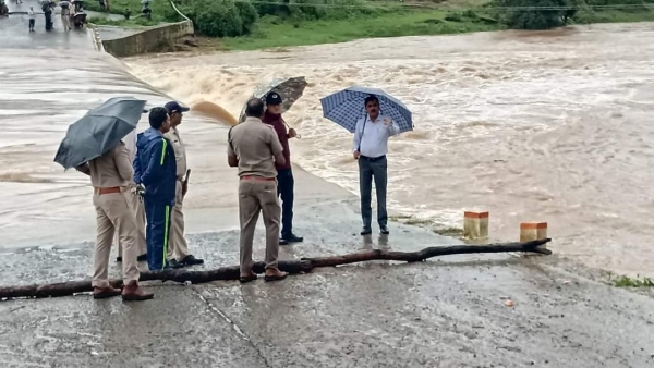 A car filled with 5 people got washed away in the Katta river of Chhindwara