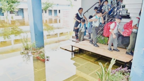 Teachers are evacuating children from private schools filled with water in Vidisha