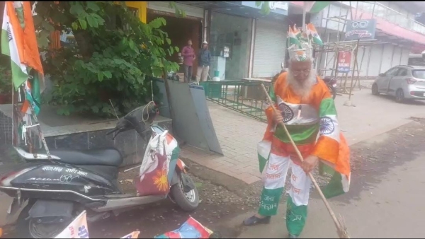 Saifuddin Shajapur patriotism in a unique way used broom on Independence Day