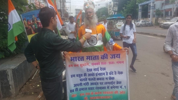Saifuddin Shajapur patriotism in a unique way used broom on Independence Day