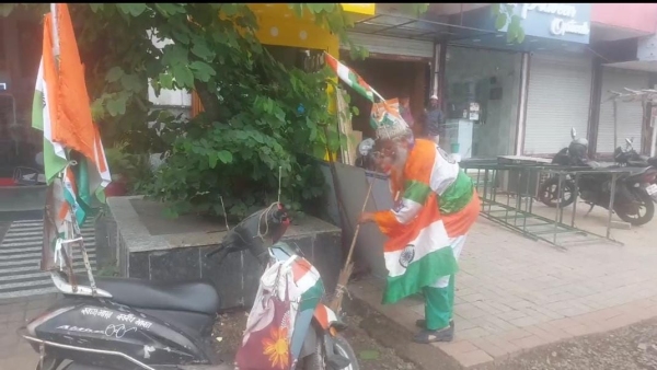 Saifuddin Shajapur patriotism in a unique way used broom on Independence Day