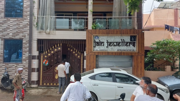 Robbery at Jain Jewelers shop in Ayodhya Nagar police station area incident captured in CCTV Robbery at Jain Jewelers shop in Ayodhya Nagar police station area incident captured in CCTV