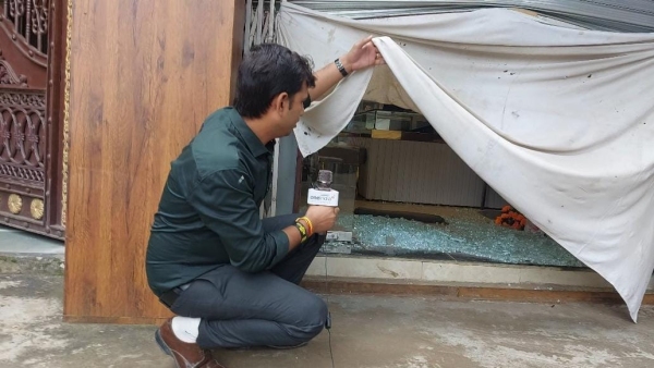 Robbery at Jain Jewelers shop in Ayodhya Nagar police station area incident captured in CCTV Robbery at Jain Jewelers shop in Ayodhya Nagar police station area incident captured in CCTV